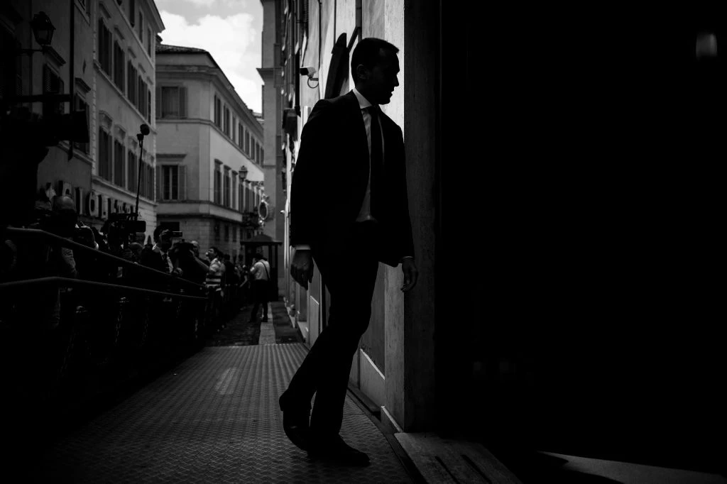 Matteo Salvini e Luigi Di Maio, il problema del premier terzo. M5s, il brutto sospetto: "Lui no, si venderebbe subito"