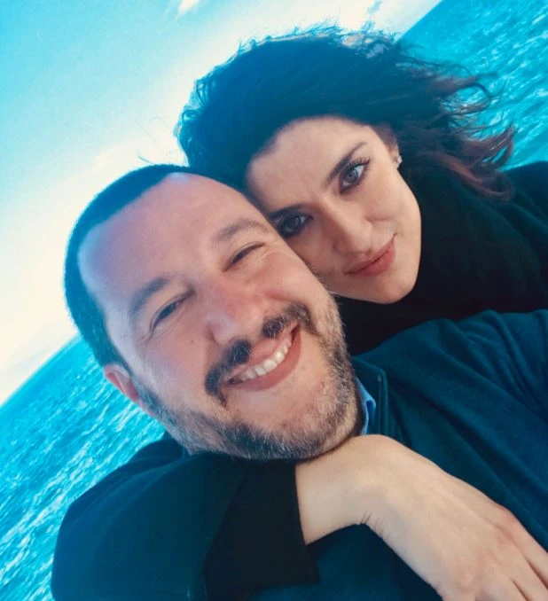 Matteo Salvini ed Elisa Isoardi, la foto da Ischia a Pasqua scatena i follower