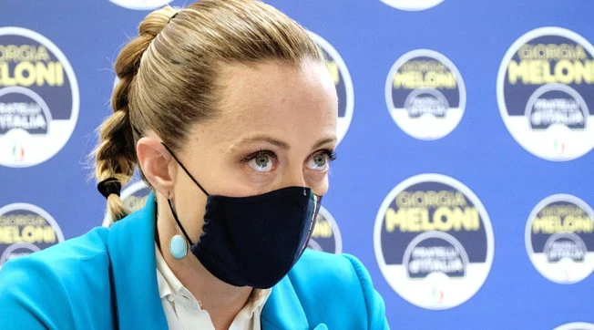 Giorgia Meloni durissima contro Mario Draghi: "Green pass e tamponi? Tutto falso: la verità dietro al disastro-Covid"