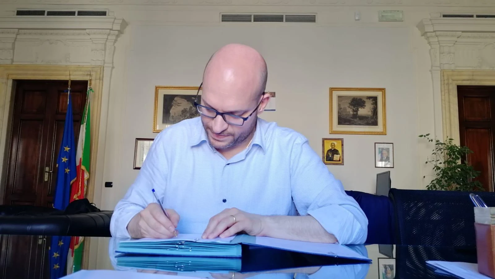 Il ministro Fontana firma il decreto per Carta Famiglia: convenzioni per beni e servizi per nuclei numerosi