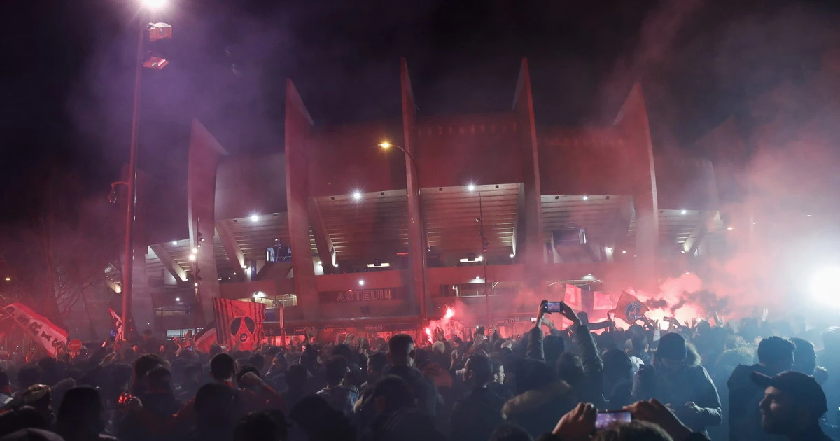 Coronavirus, Macron ha i brividi: i tifosi del Psg si ritrovano fuori dal Parco dei Principi, rischio contagio di massa