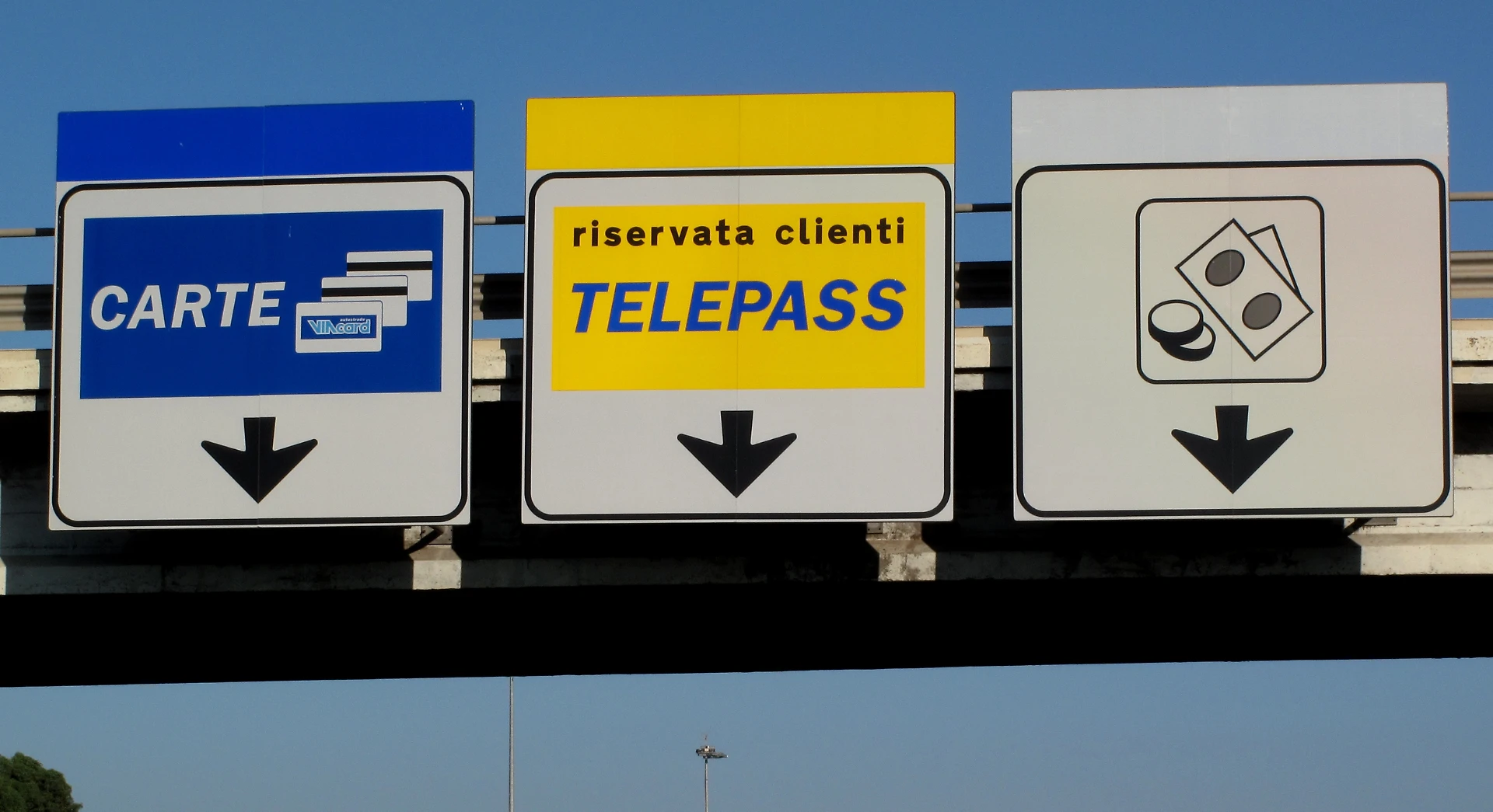 Non paga l&apos;autostrada per 167 volte: condannato a 4 mesi il furbetto del Telepass