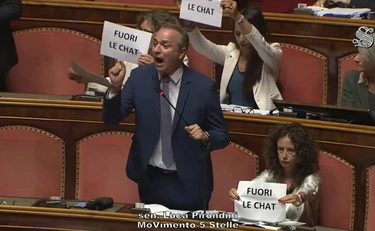 Bagarre al Senato, Menia di FdI contro il grillino: "Vieni qua che ti faccio un..."