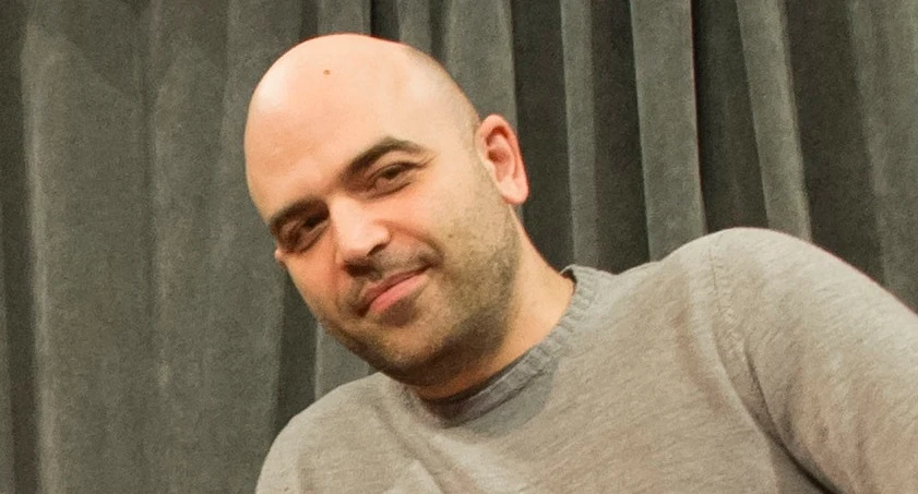 Roberto Saviano, violento delirio contro Matteo Salvini: "Buffone, sulla pelle dei migranti...". Finisce male