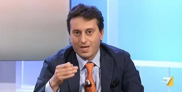 Enrico Mentana ride in faccia a David Parenzo dopo la sparata sulla sconfitta del sovranismo