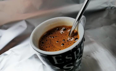 Caffè e tè, quante tazze al giorno contro la demenza