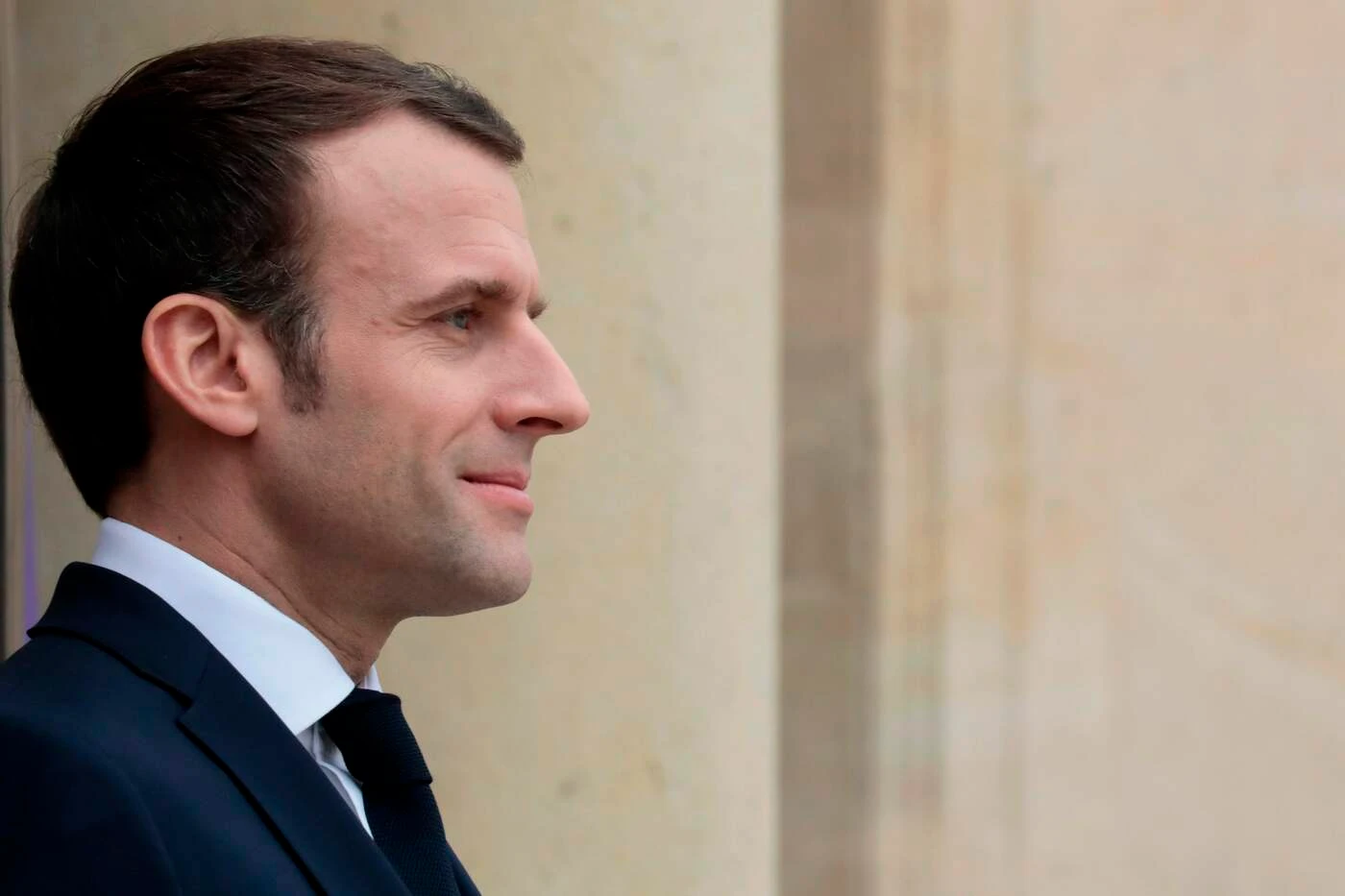 Emmanuel Macron, le vergognose parole sull'ondata di suicidi che travolge la Francia