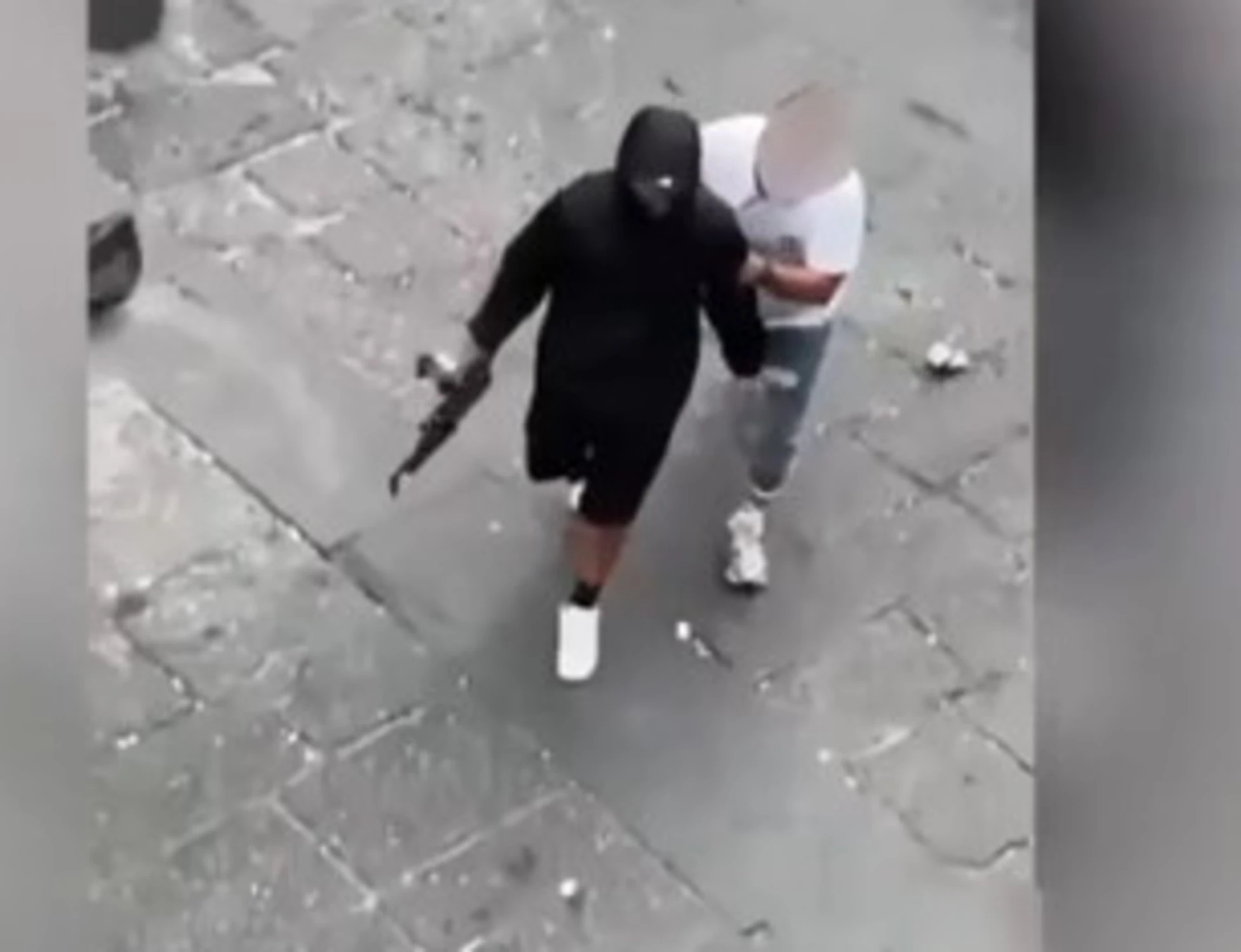 Napoli, immagini agghiaccianti: fuori il kalashnikov e spari in piazzetta