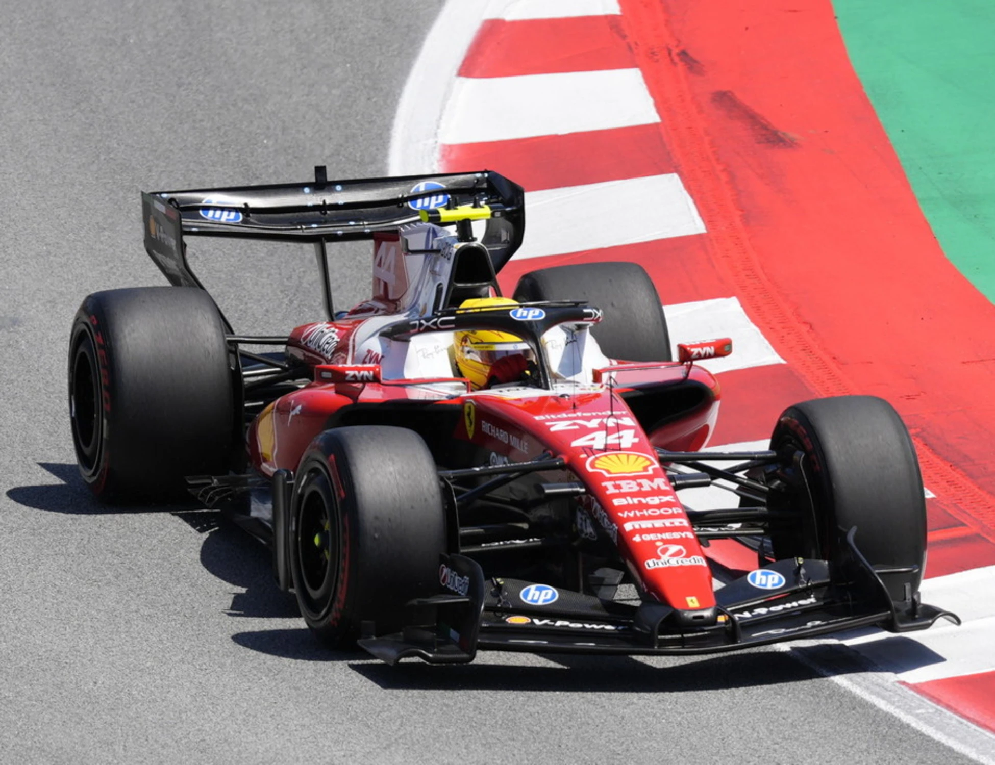 Ferrari, Lewis Hamilton trionfa a Barcellona: Kimi si ritira, disastro-Leclerc