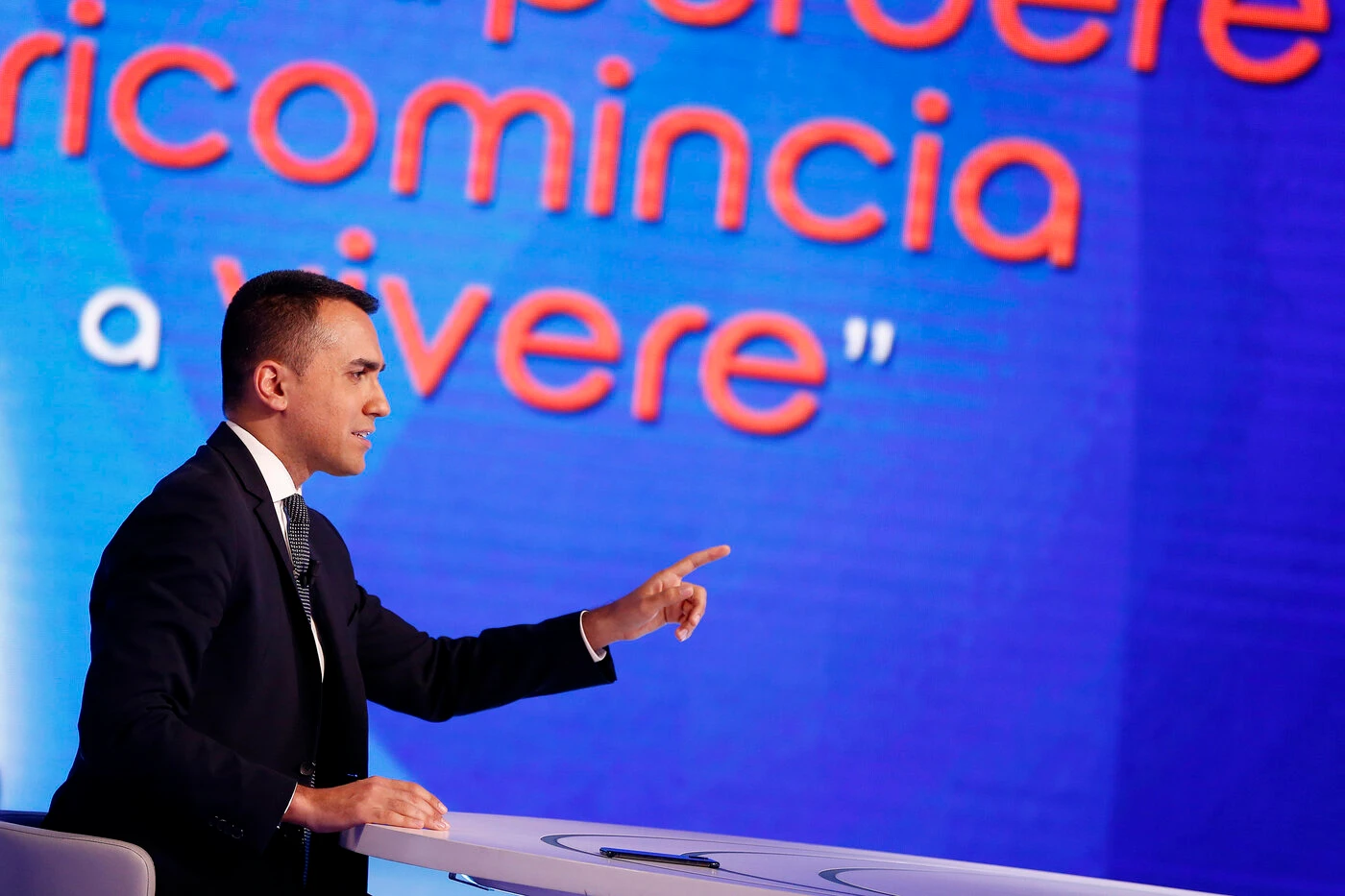 Luigi Di Maio promette ai dissidenti: "A settembre cambia tutto". Ecco chi è la testa che vuol far saltare