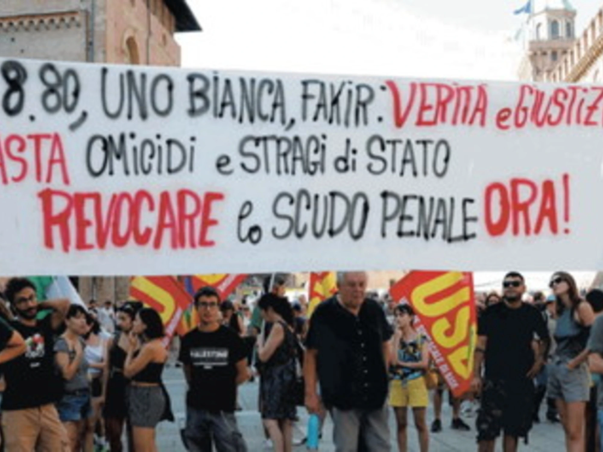 Bologna, 2 agosto: l'agghiacciante striscione contro la polizia
