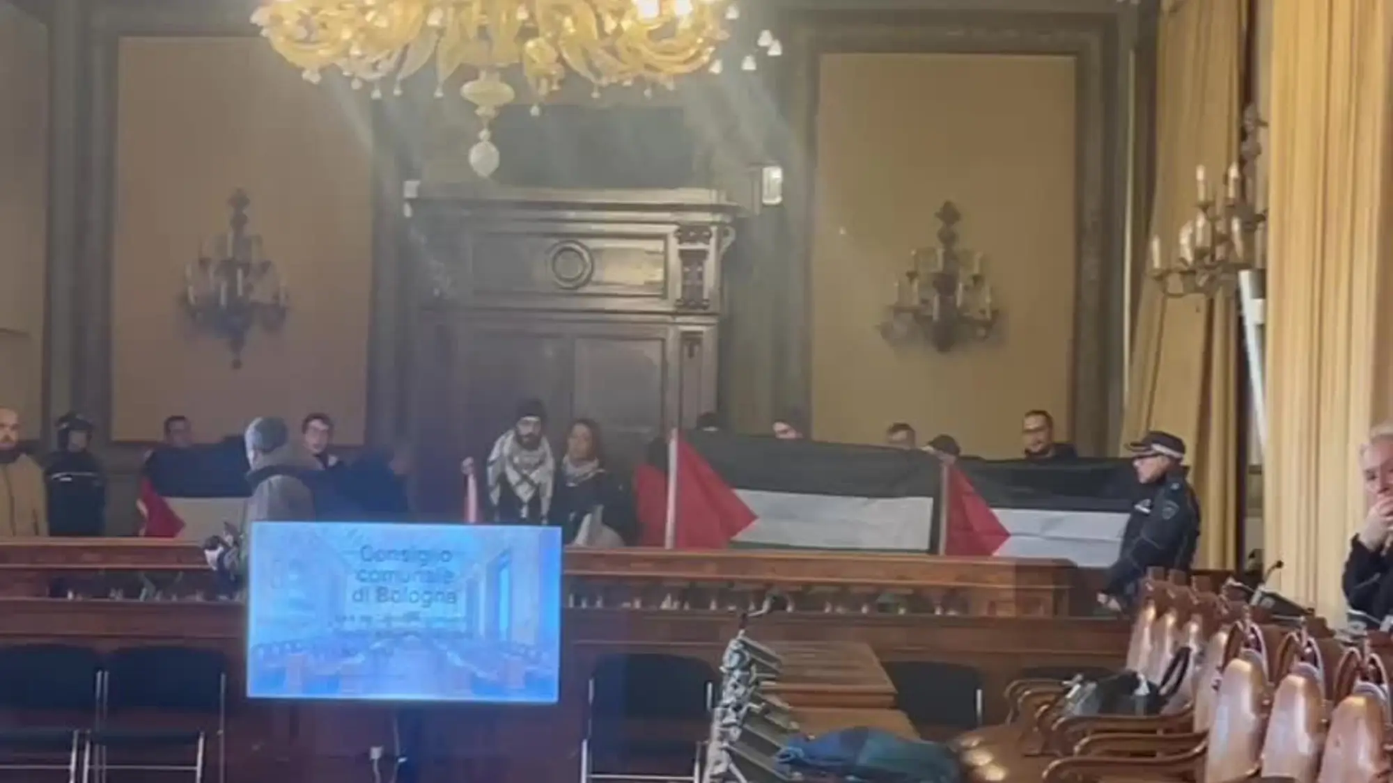 Bologna, blitz pro-Pal in Consiglio comunale