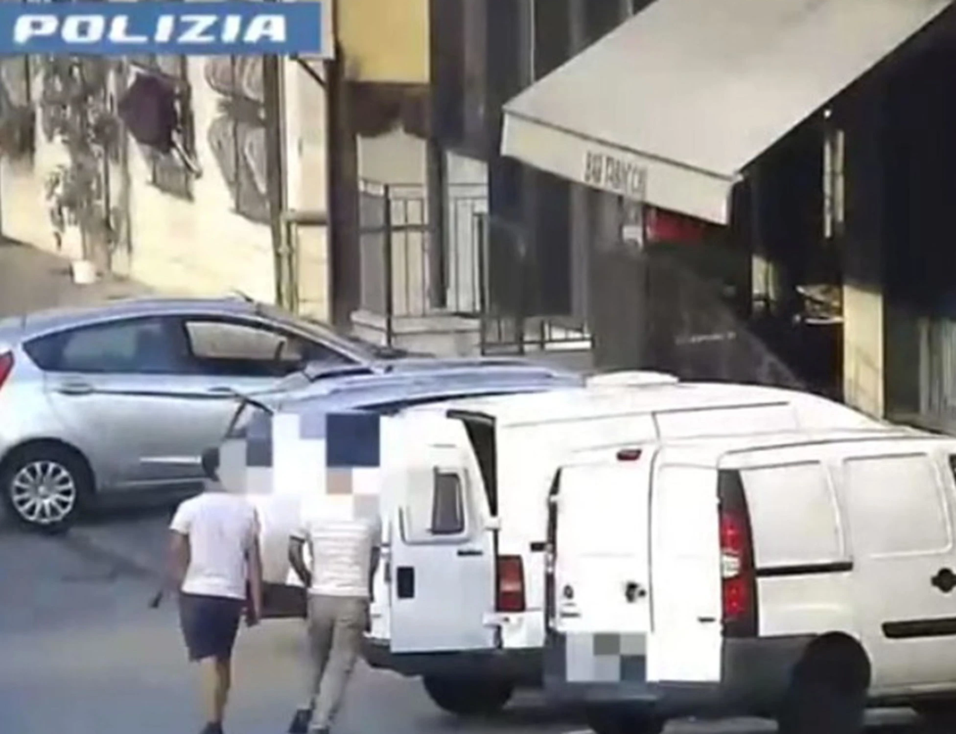Bolzano, ruba cellulare a un turista e lo morde per fuggire: nordafricano in manette