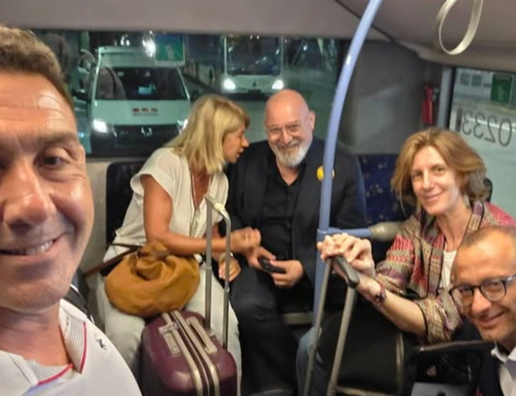 Vannacci sale sul pulmino coi big del Pd: "E io mi sposto..."