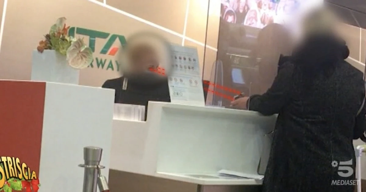Striscia la Notizia, "il green pass? Lo controllano così": scandalo in aeroporto, come fanno passare i passeggeri