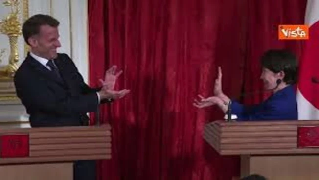 Emmanuel Macron e la prima ministra giapponese Takaichi imitano l'onda energetica di Dragon Ball
