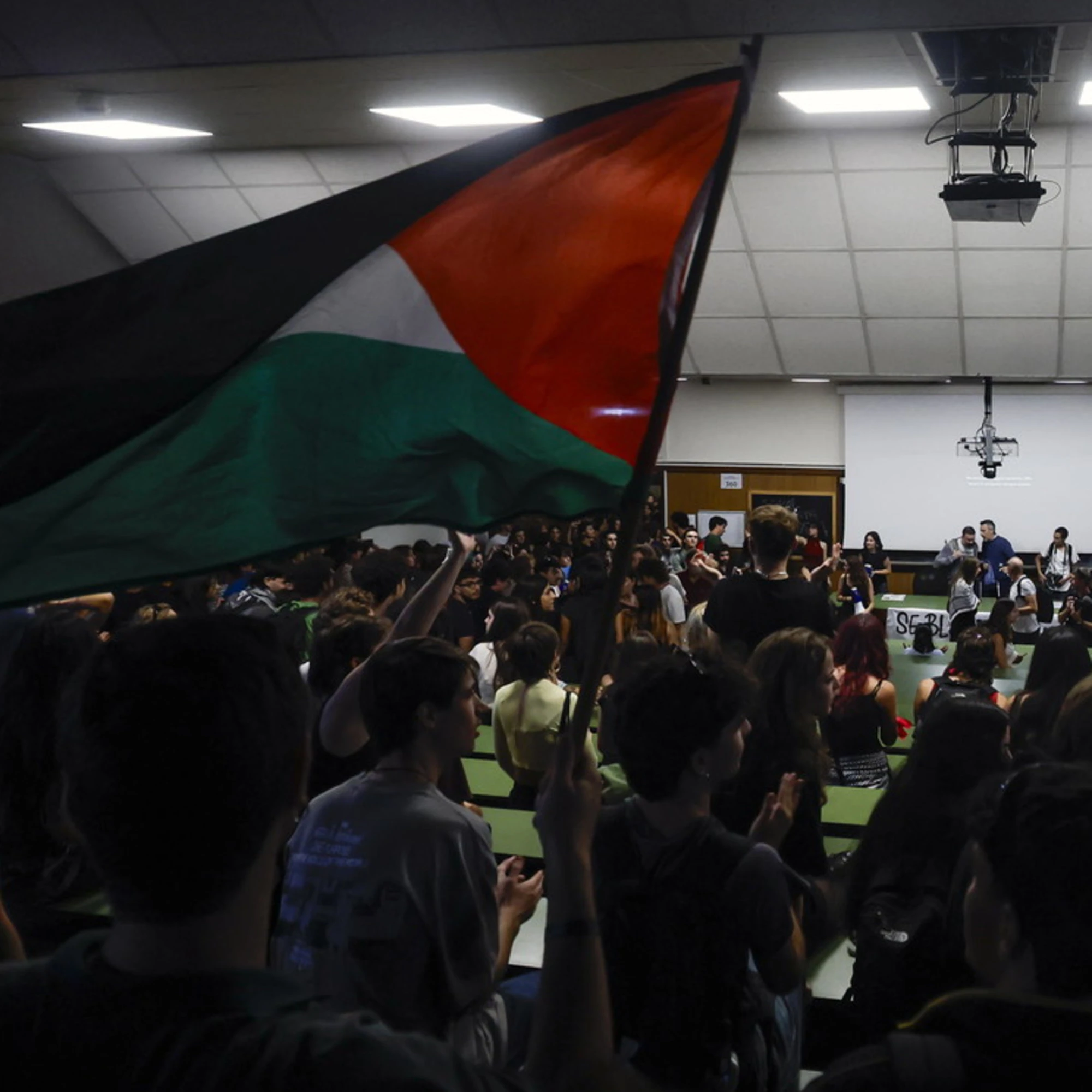 Pro-Pal da ridere: parlano di squadrismo e vogliono censurare il libro di Capezzone