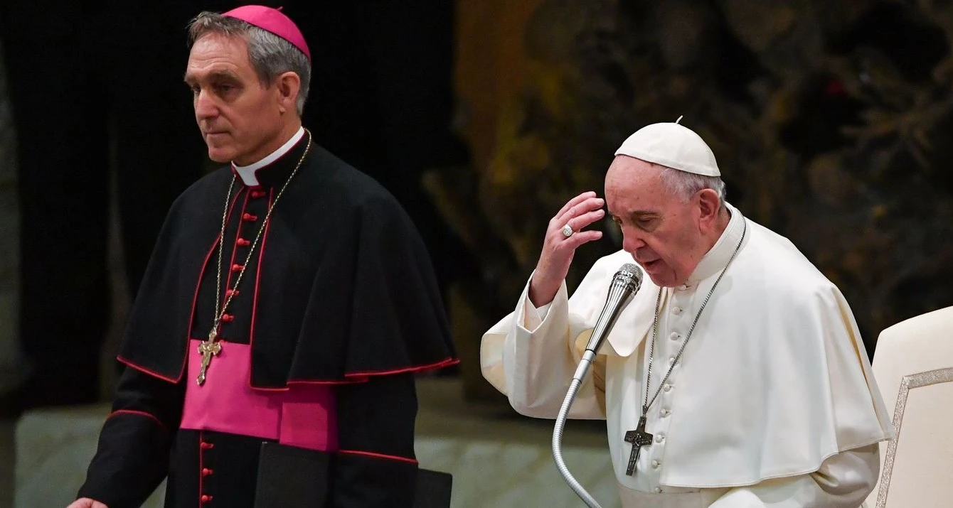Papa Francesco fa fuori monsignor Georg Ganswein dal coro della Cappella Sistina