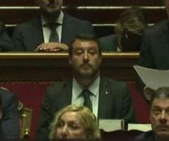 Matteo Salvini in Senato, Conte parla e i leghisti urlano. Come reagisce il capitano: gesto sfuggito a molti
