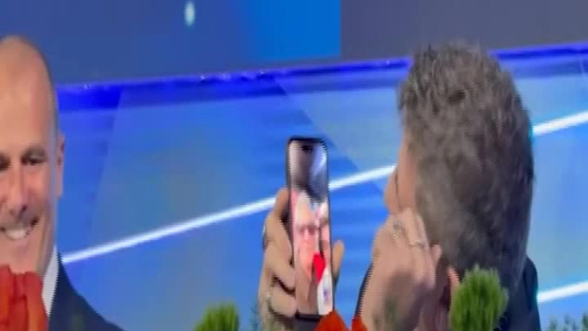 Sanremo 2026, Fiorello chiama Conti durante la conferenza stampa: "Vi auguro tante polemiche"