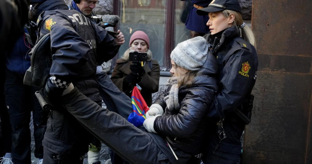Greta Thunberg, prelevata di peso dalla polizia. E... finisce malissimo