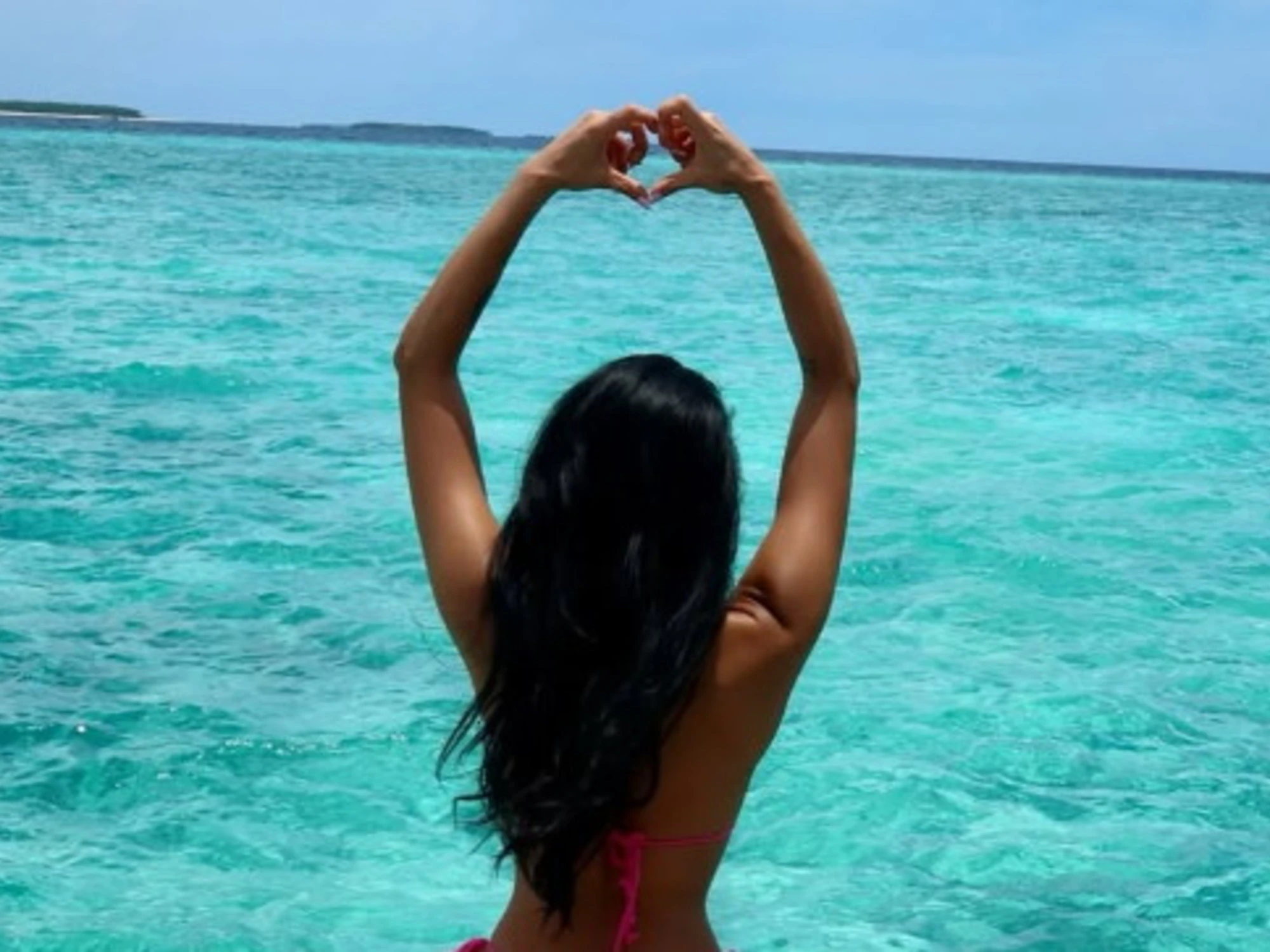 Ezio Greggio e Nataly, esplode la passione alle Maldive: le foto