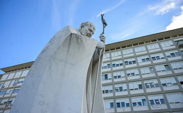 Il Papa sta bene dopo l'operazione: "Si è alzato e ha fatto colazione"