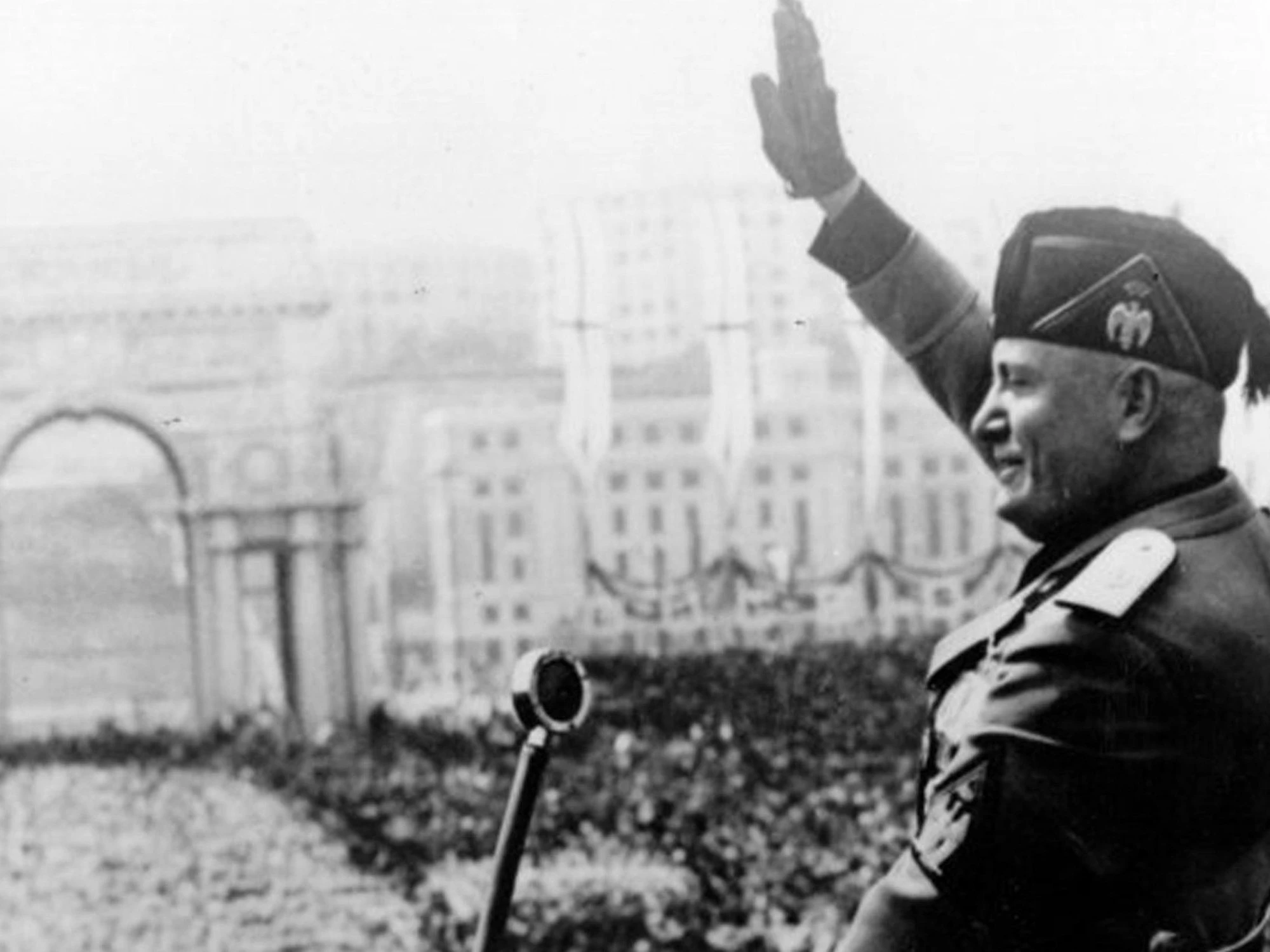 Pd a scuola dal Duce: "Fate come Mussolini, guardate le sue spalle"