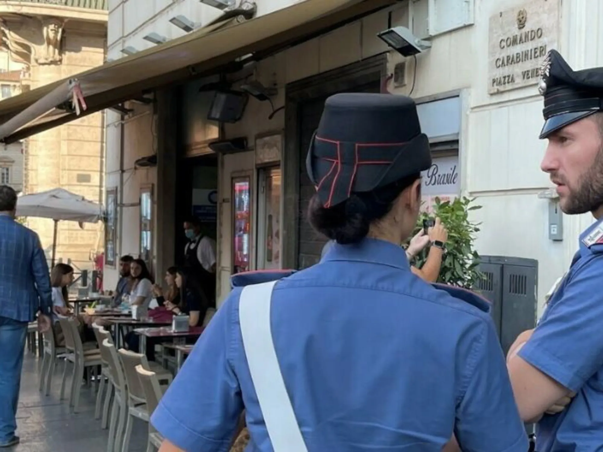 Leggi l'articolo: Rapinato dal branco in pieno Centro. Ma c'è un carabiniere in borghese: finisce male