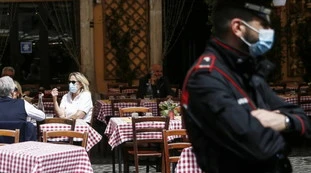 Genova e Covid, la Polizia nel ristorante troppo affollato. Chi trovano chiuso in bagno: sconcerto
