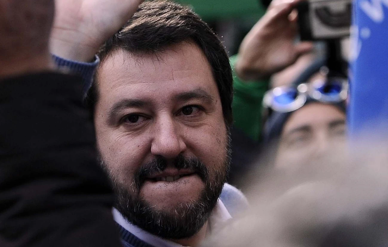 Matteo Salvini, durissimo affondo contro Silvio Berlusconi sulla legge Molteni: "Assassini infami e stupratori, lui che dice?"