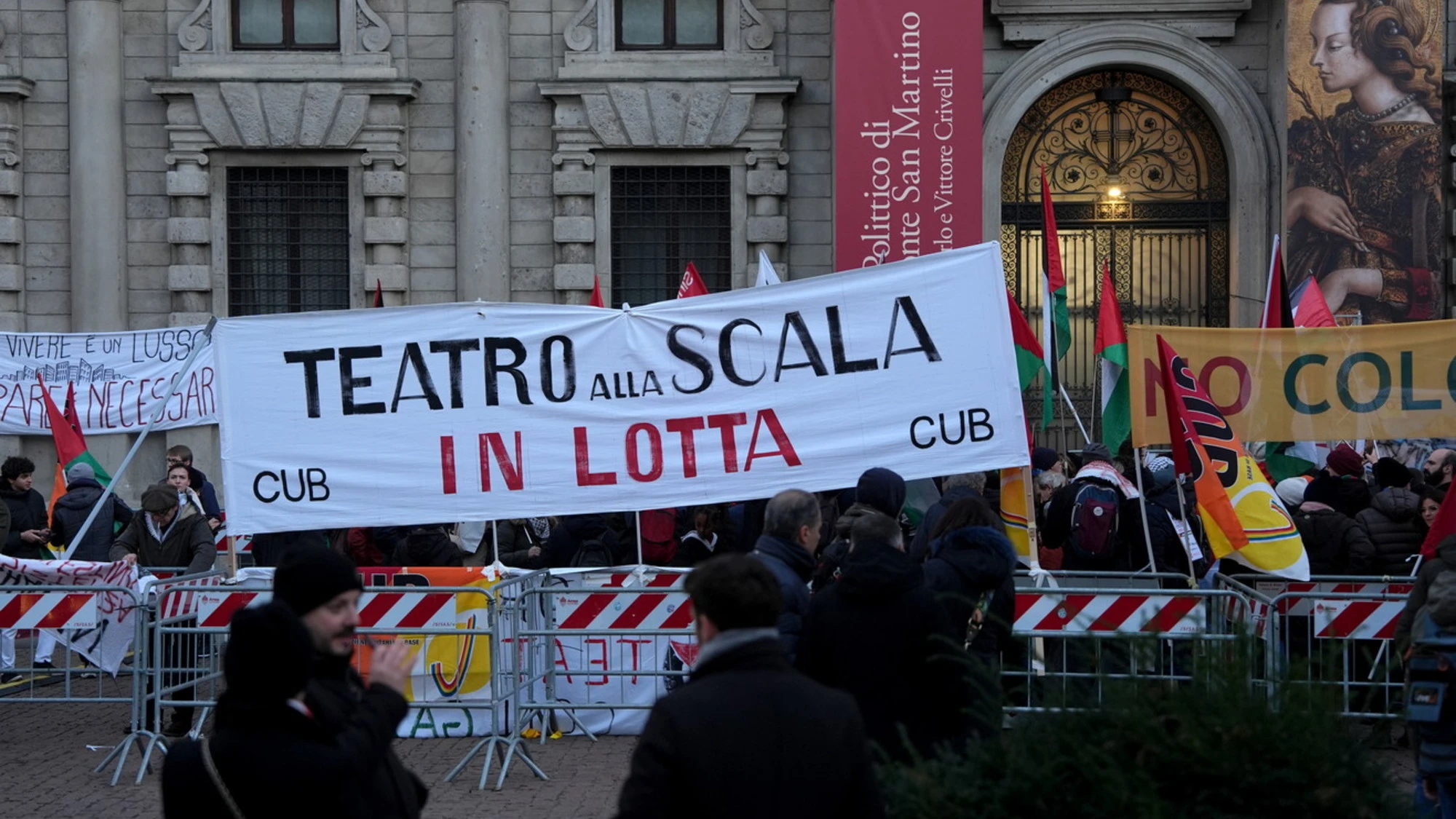 Prima della Scala, Sala criticato dal centro sociale: "Araldo dai calzini arcobaleno"