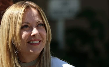 FdI stronca Conte e Ilaria Salis: "Con Meloni sei al sicuro"