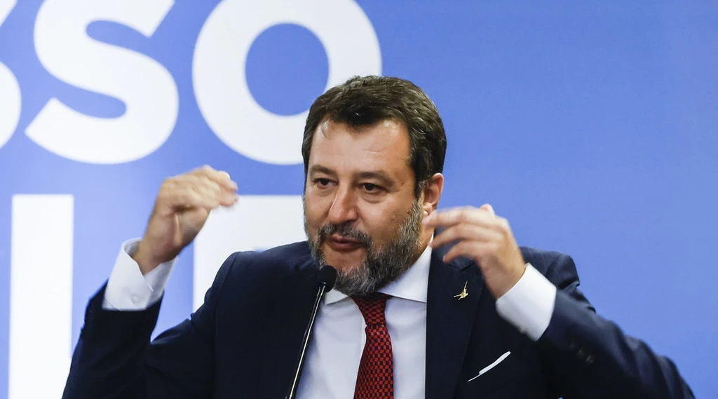 Salvini contro l'Ue sulle auto elettriche: "Incompetenti o complici?"