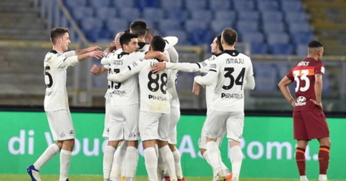 Roma, la serata più imbarazzante: fuori 4-2 con lo Spezia, tra espulsioni e cambio non consentito