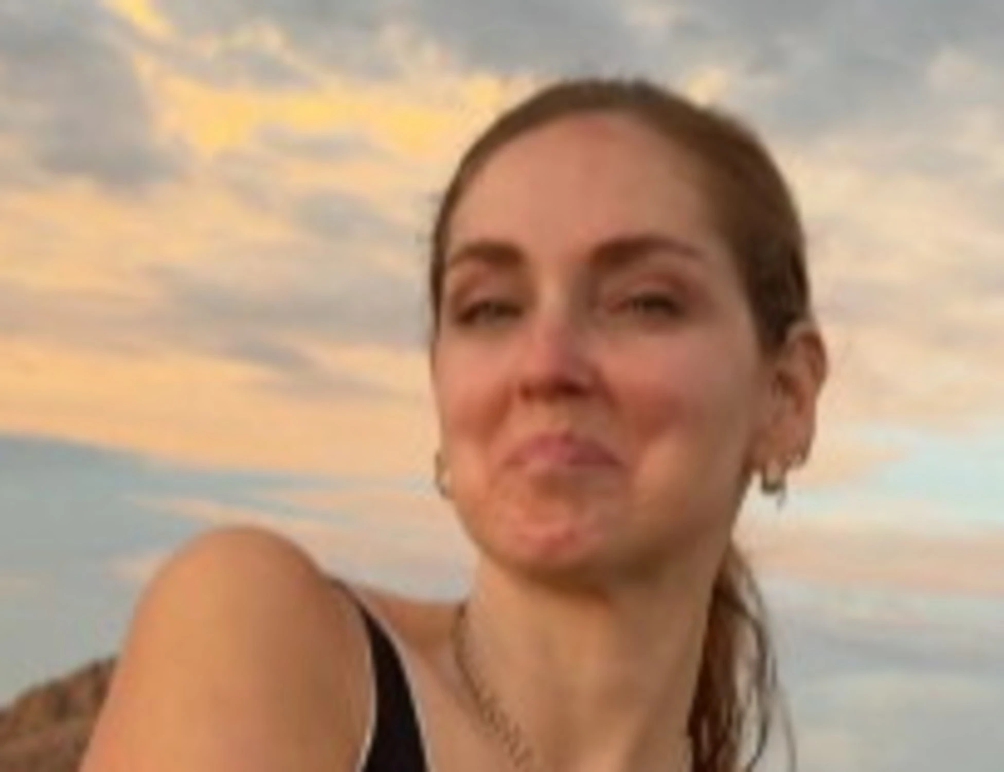 Chiara Ferragni cade in bici nella savana: Namibia, attimi di paura