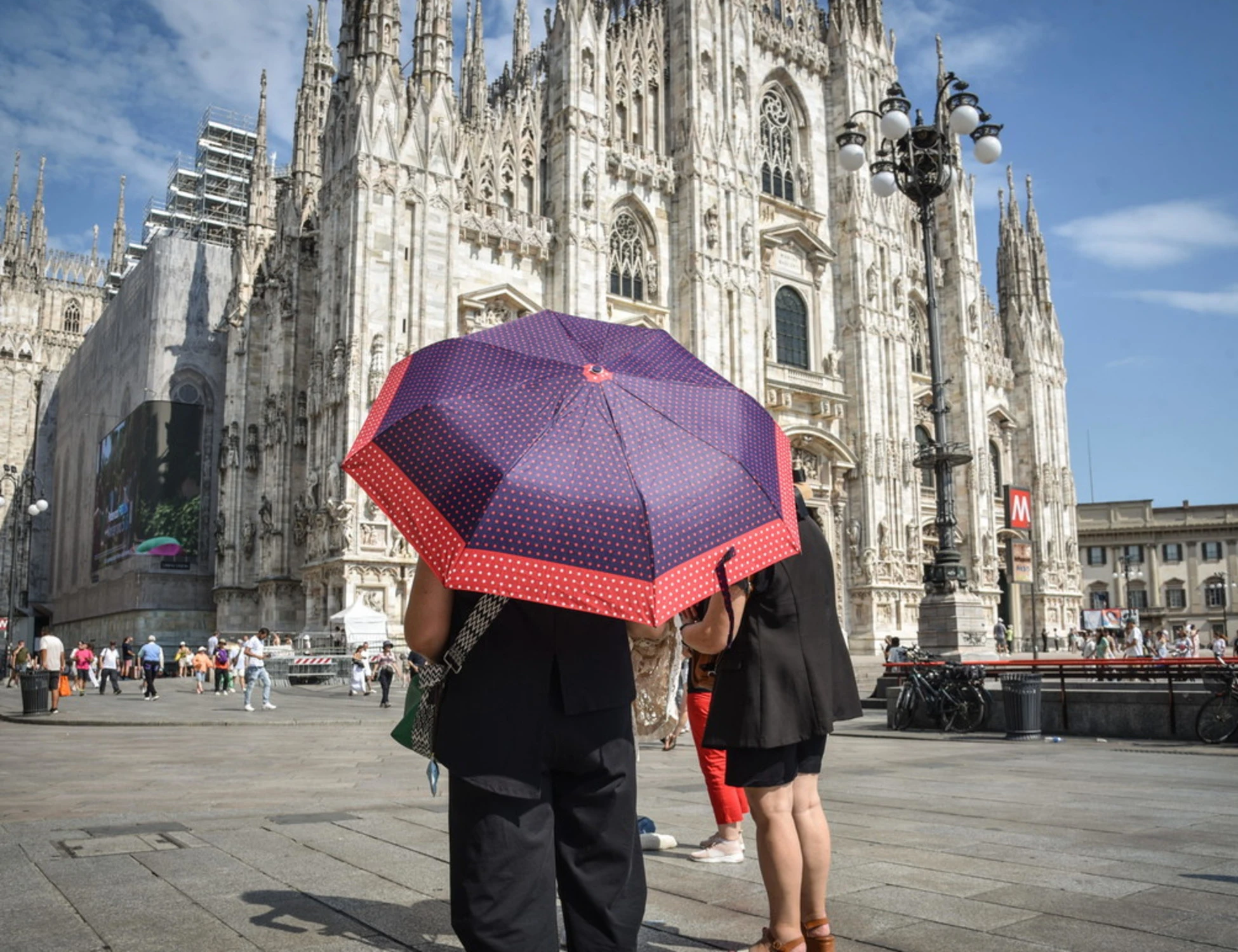 Milano, algerino sfregia una 23enne in piazza Duomo: "Sono uomo e sono musulmano"