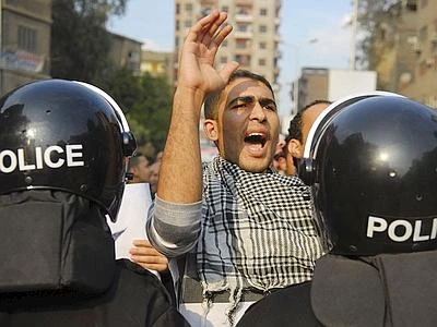 Scontri in Egitto a due anni dalla rivolta: oltre 100 i feriti. Molestie in piazza Tahrir