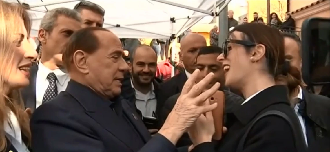 Striscia la Notizia, Silvio Berlusconi e la battuta alla moretta che fa calare il gelo