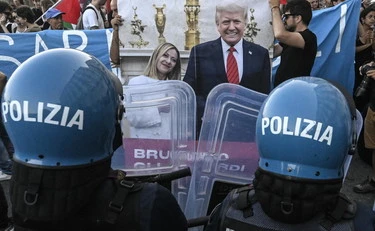 Giorgia Meloni bruciata in piazza: la follia dei pacifisti a Napoli