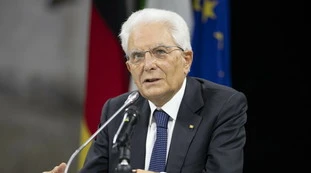Sergio Mattarella e l'appello alle istituzioni: "Collaborare anche con osservazioni critiche senza disperderle in polemica"