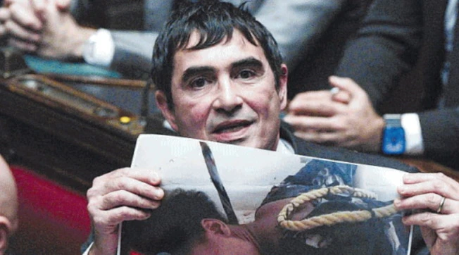 Schlein e la sinistra tra disegni e battute: una polizza assicurativa per Meloni