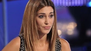 Belen Rodriguez, voci sul nuovo flirt di Stefano De Martino con "due donne di Made in Sud". Smentita brutale