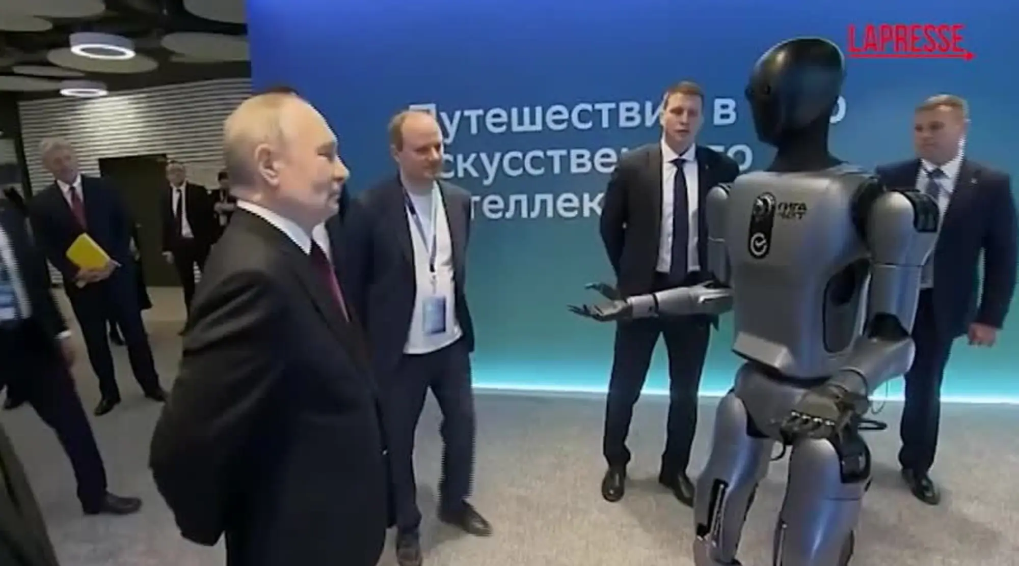 Putin e il robot, faccia a faccia ad alta tensione in Russia
