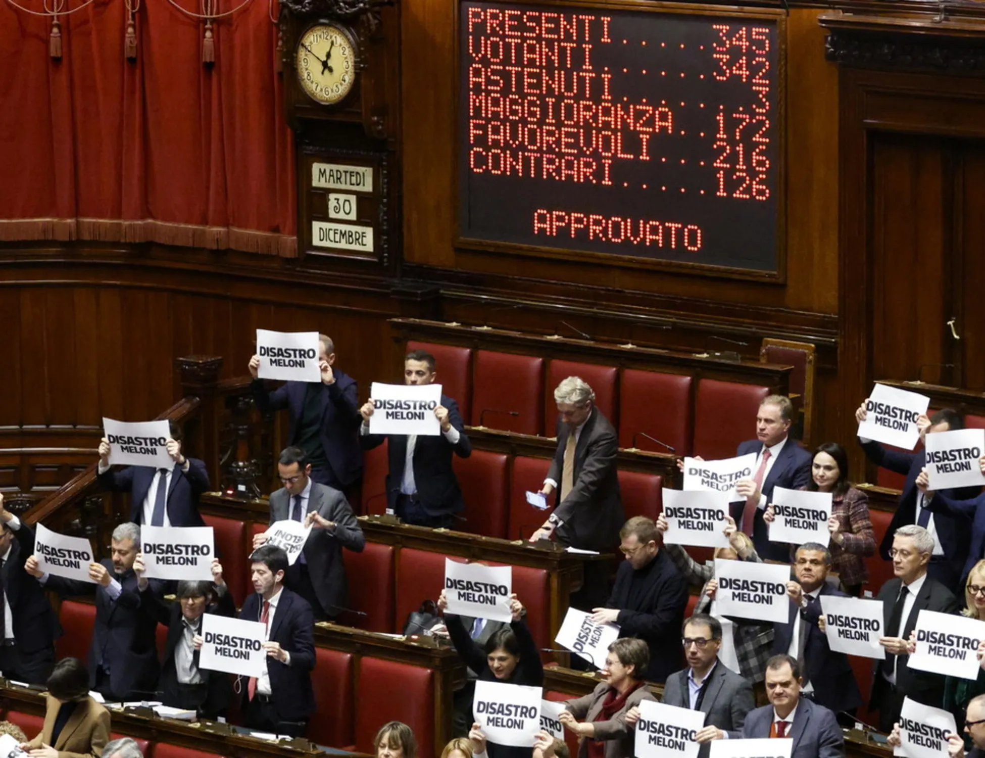 Leggi l'articolo: La manovra è legge, il Pd perde la testa in Aula <span style="color: rgb(153, 0, 0);">Guarda</span>