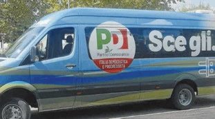 Enrico Letta lasciato a piedi dal bus elettrico: come si presenta al comizio. Che figuraccia...