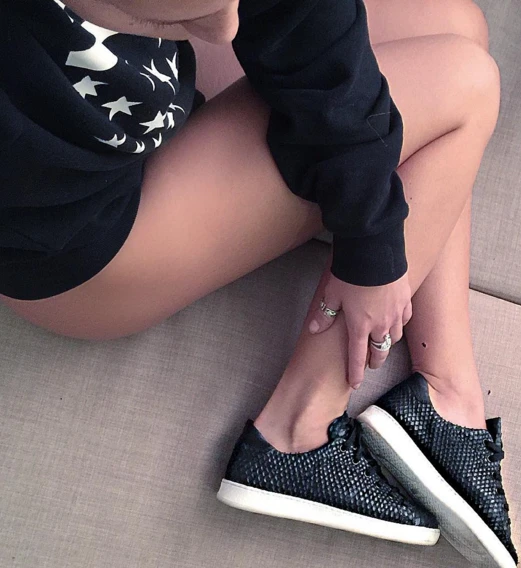 Giulia Calcaterra la maglietta è troppo corta lei si accovaccia, si vede tutto (non le mutande)