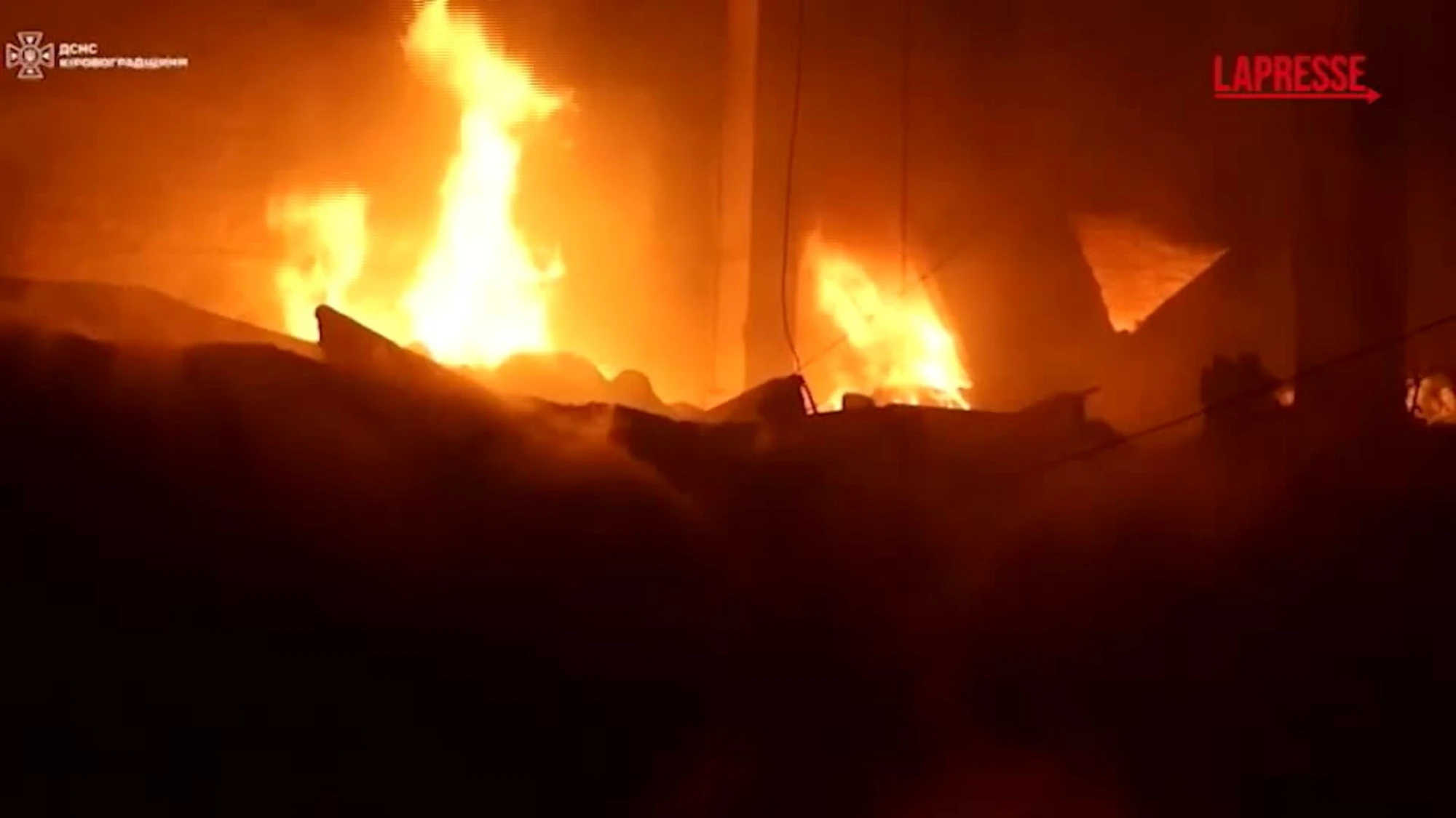 Ucraina, pesante attacco russo sulla regione di Kirovohrad: in fiamme diversi edifici