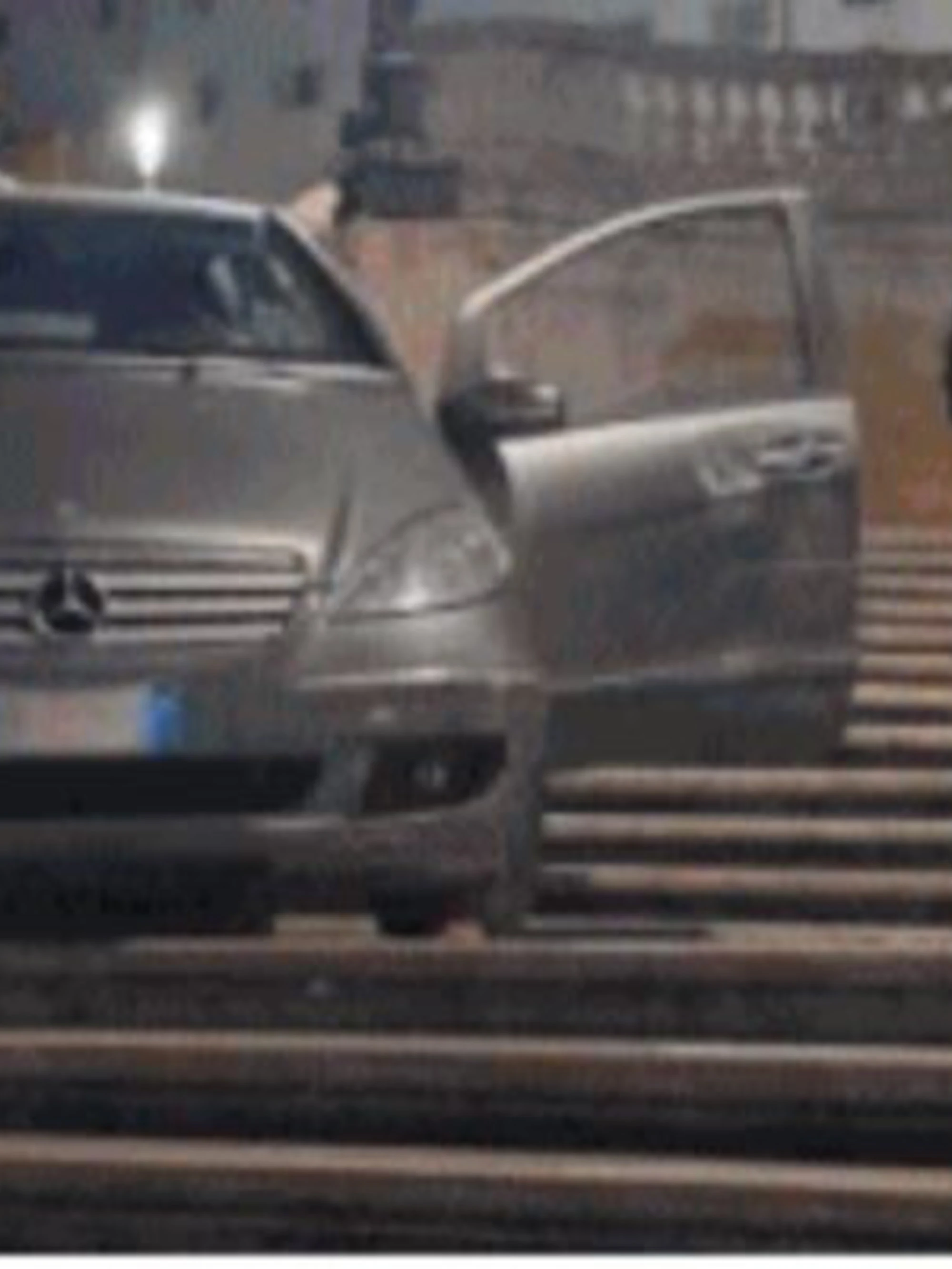 Un’ auto sulle scale di Trinità dei Monti È l’ennesima: "Colpa del navigatore"