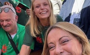 Andrea Scanzi insulta, la militante Sara lo umilia: "Mi fa tristezza"